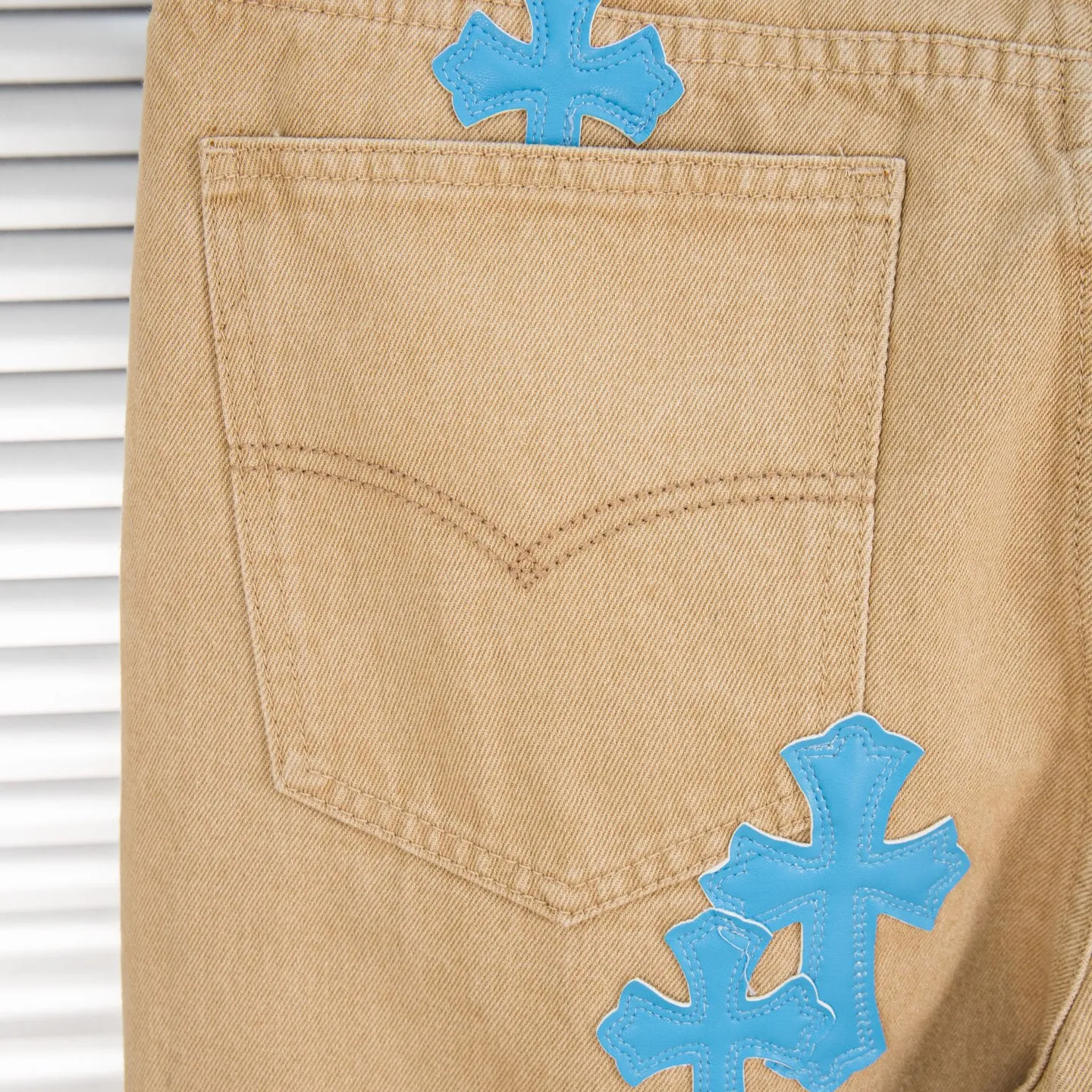 P240 Chrome Hearts 2025 New Light Blue Cross Leather Label Couple Washed Jeans This season’s hot item is sought after by countless celebrities and fashionistas. The neat details of the cutting process add color to the playful fashion! The neat and meticulous design, and the well-fitting structure is unique. The upper body not only has outstanding recognition, but also looks younger and younger. A style with the ultimate wearing meaning and performance, gorgeous color matching, and the craftsmanship of this style is also extremely extraordinary. After the finished product is washed, it is disassembled and hand-made with sheepskin cross leather and then spliced ​​together to complete. The whole piece has too many craftsmanship to describe. It is decorated with patchwork cross flowers and high-waisted washed jeans! ! Absolutely high-end luxury product, a god-level single product, a super popular product, made with top heavy industry, a magic weapon that cannot be missed. Style number: 1867# Size: 28 30 32 34 Color: khaki blue